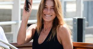 Diane robert a suivi sa formation de 1994 à 1995 aux cours de théâtre à l'école florent et de 1997 à 1998 à l'actors studio 1. Radiant Carla Bruni Virginie Efira Dressed In Shorts The Stars Are Flocking To Venice The News 24