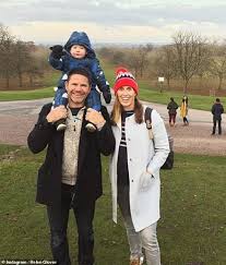 Double olympic champion helen glover has announced she has given birth to a boy. Helen Glover Fuhrt Ihre Neugeborenen Zwillinge Kit Und Weiden Im Sussen Zu Schiessen Aktuelle Boulevard Nachrichten Und Fotogalerien Zu Stars Sternchen