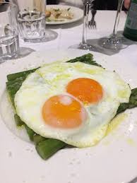 Una volta preparato l'impasto con farina, olio, zucchero, liquore, succo d'arancia e un pizzico di sale, le chiacchiere senza uova saranno fritte in olio ben caldo, per realizzarle ben gonfie con le tipiche bolle, oltre che croccanti e friabili. Asparagi Con Uova Fritte Foto Di Hostaria Po Roma Tripadvisor