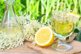 Im Fruhling Bluht Der Holunder Wir Verraten Ihnen Wie Sie Aus Den Bluten Holundersirup Holunderlikor Oder Holunderlimonad Limonade Limonade Rezept Holunder