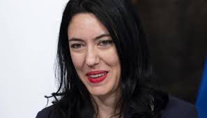 La ministra dell'istruzione lucia azzolina(foa scuola si tornerà a settembre, anche se non per tutti forse. Chi E Lucia Azzolina La Ministra Della Scuola Del Governo Conte Bis Quifinanza