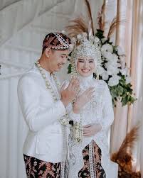 Juga dengan berbagai tradisi budaya sunda yang sangat memperkaya keanekaragaman budaya di tanah air. 34 Pakaian Adat Indonesia Dari Seluruh Provinsi Lengkap Dengan Gambar