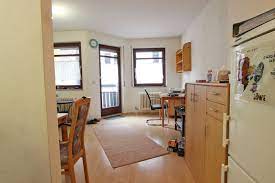 Der offene wohn/ess/kochbereich und das angrenzende schlafzimmer werden durch ein großes studio direkt unter dem dach ergänzt. Tolias Immobilien Gmbh