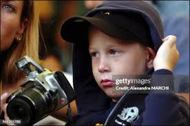 345 photos et images haute résolution de Luke Armstrong