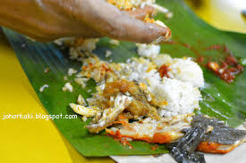 .bahan bakar sekam padi.sekam padi memiliki asap tebal,tanpa nyala api,dan waktu pengasapan berlangsung lama.temperaturnya rata2 gram dari ikan basa.kandungan lemak juga meningkat menjadi 1,8 gram/100 gram dari kandungan lemak ikan basa 1,7. Serkam Medan Ikan Bakar In Malacca Umbai Pantai Beach Johor Kaki Travels For Food