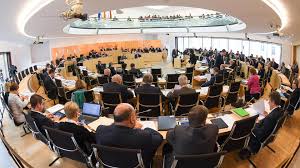 Für eine breit angelegte impfaktion gegen das coronavirus starten in hessen die ersten sechs impfzentren. Landtag Und Corona Parlament Im Krisenmodus Hessenschau De Politik