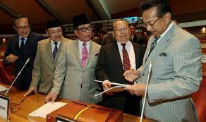 Perdana menteri datuk seri najib tun razak mengumumkan parlimen dibubarkan esok bagi membolehkan proses pilihan raya. Parlimen Bubar Esok