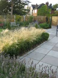 Grosse In Grautonen Gepflasterte Terrasse Silver Birch Sand Garten Pflaster Ideen Garden Paving Country Garden Design Patio Edging