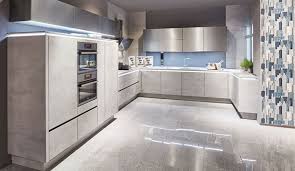 Soit on décide de les utiliser pour ce qu'ils sont avant tout, des appareils fonctionnels, et on les encastre pour donner un style tendance à sa cuisine, soit on les assume totalement en les exposant. La Cuisine Blanc Beton Smart Pour Votre Interieur Meubles Atlas Atlas Newco