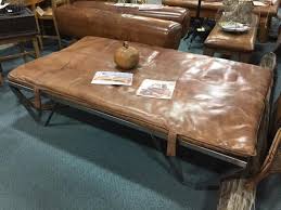 Tapis De Salle De Gym Cuir Vintage Avec Custom Fait Fer Base Banc In 2020 Earthy Home Decor Gym Mats Vintage Leather