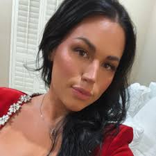 Are there any grooming salons in Metairie that offer booth rental for a  experienced groomer?