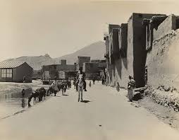 A fortified gate of the Jalalabad city of Afghanistan, 1922. Photo by Lowell Thomas and Harry A. Chase.