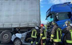 Scopri tutti gli annunci privati e di agenzie e scegli con immobiliare.it la tua futura casa. Drammatico Incidente Sull A1 Ragazza Muore Schiacciata Da Un Camion