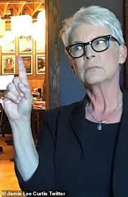 Jamie lee curtis ˈ d ʒ e ɪ m i l i ː ˈ k ɝ ː t ɪ s 1 est une actrice, productrice et réalisatrice américaine, née le 22 novembre 1958 à los angeles en californie. Jamie Lee Curtis Pays Homage To Popular Meme Of Herself Engaged In A Heated 2010 Conversation Daily Mail Online