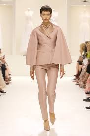 Abiti fiori dior, abiti da sera dior, abiti rosa dior, abiti gialli dior, abiti christian dior. Vestiti Eleganti Da Cerimonia Lunghi Corti E Con Pantaloni I Piu Esclusivi Per L Autunno Inverno 2018 2019 Foto My Luxury