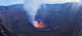 Nyiragongo es un volcán activo con una elevación de 3.470 metros en el mientras el humo rojo llenaba el aire y los ríos de lava fluían por la ladera del volcán nyiragongo, empezó a extenderse la. Mount Nyiragongo Nyiragongo Mountains Congo Tours