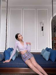 Khánh vân ghi điểm bởi thần thái sang trọng, quyến rũ khi trình diễn trang phục dạ hội nổi bật. Blogger Chuyá»ƒn Giá»›i Khanh Van Tráº§n Pháº«u Thuáº­t Xong Ngay Nao CÅ©ng Khoc