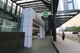 Muzium negara mrt istasyonu ile kl sentral transport hub arasında aktarma yapan yolcuların 240 metrelik yaya bağlantısından geçmeleri gerekmektedir; Muzium Negara Mrt Station