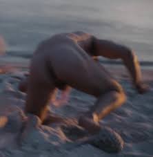 Simone Susinna tutto nudo in spiaggia: tutte le foto - BitchyX