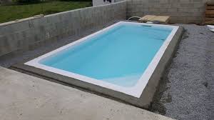 Si vous étudiez l'idée d'une piscine enterrée, vous verrez que certains constructeurs de piscines vous offrent un choix entre une piscine coque ou béton. Piscine Coque Tropica 4 60 X 2 15 Fond Plat 1 40m A Lachapelle