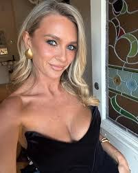 Emily Few's Instagram, Twitter & Facebook