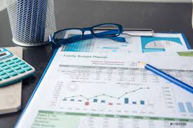 Vérifier où sont les véritables dépenses du foyer, réorganiser ses dépenses pour pouvoir assurer celles auxquelles ont tient le plus, pla. Planificateur De Budget Familial Epargne Et Depenses Plan D Stock Photo Crushpixel