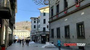 I bar e i ristoranti sono aperti esclusivamente per la vendita da asporto fino alle 18 e per la consegna a domicilio nella zona arancione l'autocertificazione serve per spostarsi nelle ore del coprifuoco (dalle 22 alle 5), quando gli spostamenti sono autorizzati solo per. Sale Rt In Lombardia Da Lunedi11 Gennaio 2021 Torna Zona Arancione