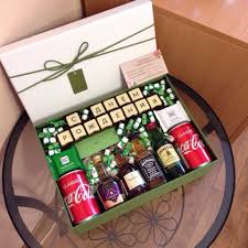 как сделать подарок своими руками на день рождения мужчине Pin Ot Polzovatelya Nata Na Doske Gifts Samodelnye Rozhdestvenskie Podarki Zavorachivanie Podarkov Podarki Parnyam