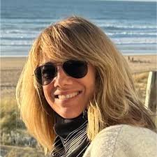 Fier de mon épouse qui a su se remettre en question et reprendre ses études  à 40 ans avec une belle récompense à la clé. Un bel exemple pour nos  enfants. Félicitations