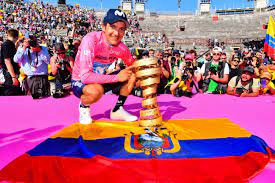 Richard carapaz se proclamó el domingo 2 de junio del 2019 como el campeón del giro de italia, una de las tres competencias más grandes del ciclismo en el arena verona, desde esta jornada está inscrito el de richard carapaz, quien asumió el liderato de la prueba desde el sábado 25 de mayo. Richard Carapaz Movistar Team Triumph In Giro D Italia Movistar Team