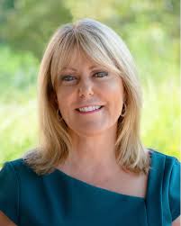 See what Nicole Weeks, a 2025 @aacc_hcat grad, has to say about her  experience. “It was an absolute privilege to study under the talented  @maggieaustincake and to build upon the cake decorating