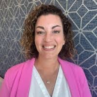 Tracy Reuter's Instagram, Twitter & Facebook