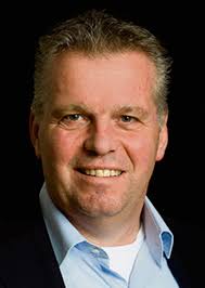 Marcel Janssen mag zich door zijn werk voor mensen met een visuele handicap  voortaan 'Officier' noemen