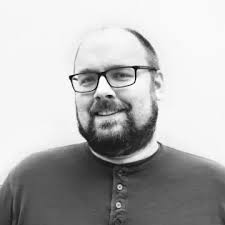 100 år gamle Tom skal bli ridder