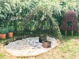 Bodennahe Natur Sandkiste Aus Palisaden Bauen Mit Weidendach Sandkasten Garten Gartenhaus Bauen Sandkiste