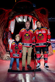 Maybe you would like to learn more about one of these? Lulea Hockey On Twitter Kvallens Matchsponsor Hermelinen Representeras Av Per Erik Mattsson Och Lucas Waaranpera Som Mottar En Signerad Replika Av Lagkapten Erik Gustafsson I Bjorngapet Erik Och Lucas Delar Aven