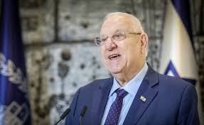 ריבלין, דור שמיני בארץ, נולד בירושלים בשנת 1939 ומתגורר בה כל ימיו. 071i13rhz8ilym