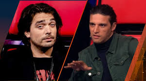 Het gerucht ging gisteravond dat ali b en waylon na een ruzie bij the voice of holland niet hun rode knop, maar elkaar hebben geslagen. Zd D9egc Bfynm