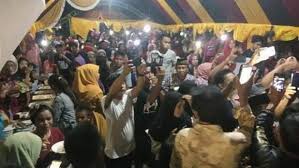 Dan kalau pagi hari mau langsung resepsi juga masih bisa, kalau akad nikah sore hari mau resepsi misal setelah sholat asar mau langsung resepsi.harus dandan lagi dong, kan ada sholat maghrib dan sholat isya'. Viral Pemuda Di Sulsel Nikahi Nenek 65 Tahun Ini Awal Keduanya Jatuh Cinta Okezone News