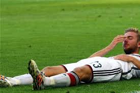 Beim länderspiel gegen polen (0:0), als praktisch alle stammspieler fehlten, empfahl er sich so mit nachdruck, dass löw ihn noch den vorläufigen kader nachschob. Ausgeknockt