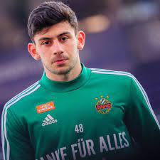 Die gerüchte um rapids jungstar yusuf demir sind. Eintracht Frankfurt Steigt Offenbar In Poker Um Bvb Wunschspieler Yusuf Demir Von Rapid Wien Ein Stern De