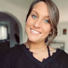 Corinne Hildreth's Instagram, Twitter & Facebook