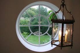 A Travers La Fenetre Ronde Fenetre Ronde Idee Deco Maison Fenetre