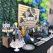 Fortnite Candy Bar Buscar Con Google Candy Table Decorations Video Games Birthday Party Backdrops For Parties