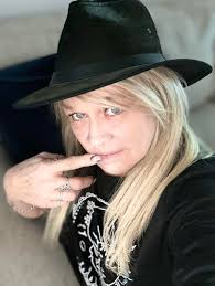 Hello friends! I'm happy I found you all around my age and from my "time"! 