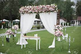 Aug 02, 2021 · whether you're looking for stunning floral arrangements, greenery, candles, or something entirely unique, there's a centerpiece design to suit every aesthetic. Draussen Hochzeitsdekoration Mit Blumenstraussen Kerzen Und Girlanden Lizenzfreie Fotos Bilder Und Stock Fotografie Image 87789782