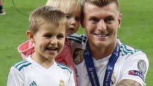 Kroos hatte in seinem podcast einfach mal luppen den torjubel des gabuners mit maske auch wegen der vorbildfunktion als quatsch bezeichnet. Kroos Zum Dritten Mal Vater