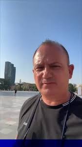 Debati në rrjet/ Kujt i ngjan kulla në qendër të Tiranës, Skënderbeut apo…? 