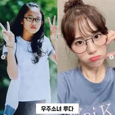 Striking male kpop idols in glasses. Female Idols Elementary School Pictures In Glasses Kpophit Kpop Hit