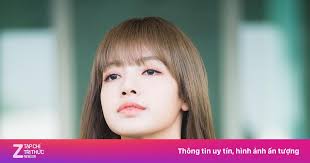 Lisa (Black Pink) khoe vẻ đẹp được ví như búp bê tại sân bay